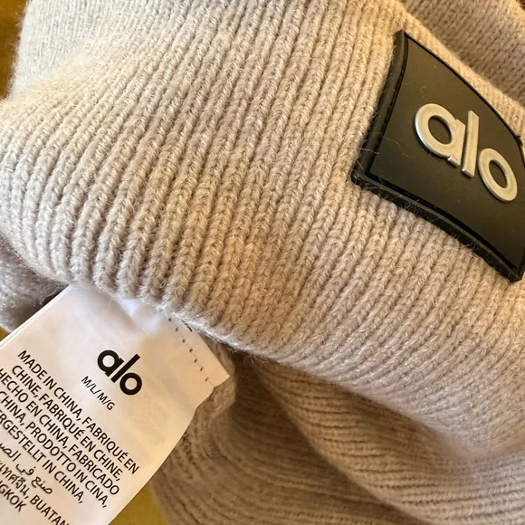 ALO Yoga Everyday Beanie - Athletic Heather Gray - Unisex - Picture 2 of 2